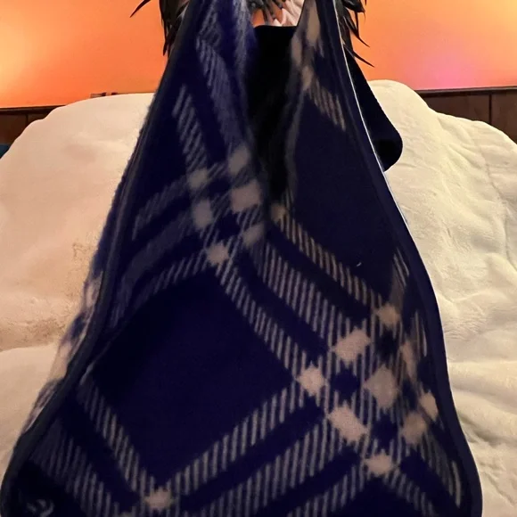 BURBERRY TOTE WITH COA (1650 RETAIL) - Picture 7 of 13